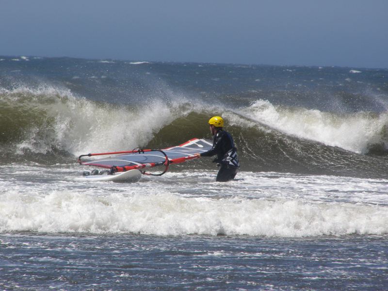 MF4 - what do I do?
JF pic; OK, board down-wave from sail, check; mast pointed into whitewater, check; gear not to come between you and the wave, mmmmmaybe better move a bit!
