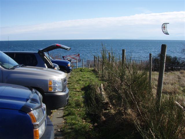 Taylor - here ya go JL
Vast 6' grassy rigging area beside barbwire fence :)  The farmer next door only has 400 acres of grassland there, nice pad too. 
Nice & warm here, parking for 8, then along the road.  Place was full today.
