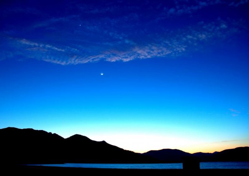 Playa Requeson con la Luna Y Venus
