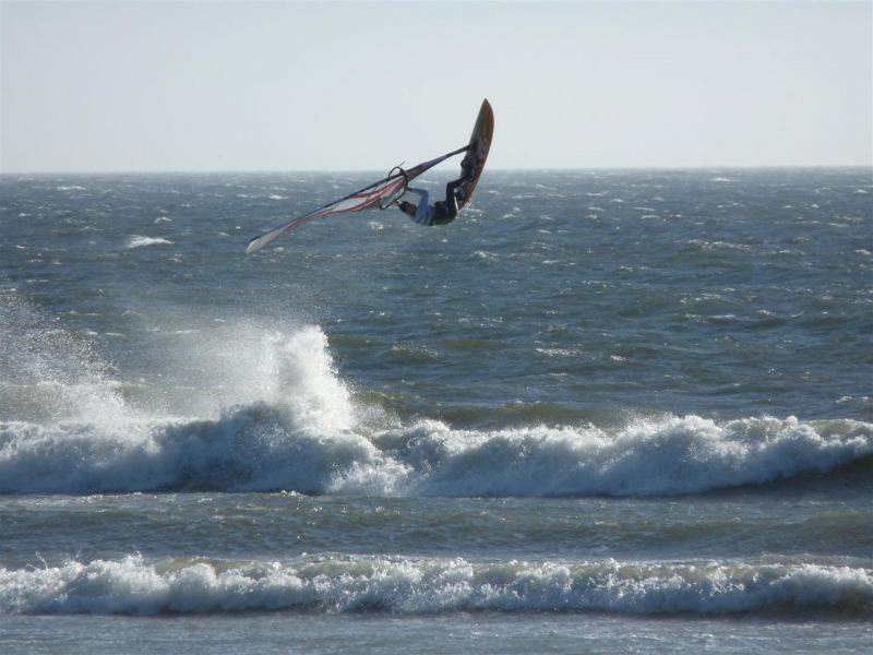 Winddoctor thinking about sighting the backie landing...
taken during PR Wave Bash Semi Final Heat (I think)
