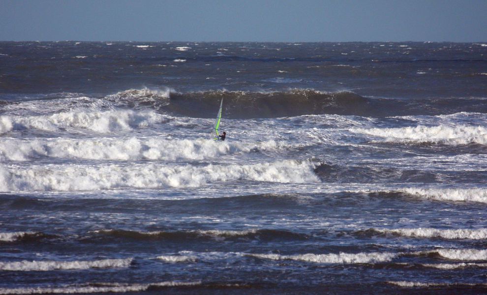 and so the wind continues...
meant to be moving house this weekend..but snuck down to the beach to catch Dan amongst these monsters.
