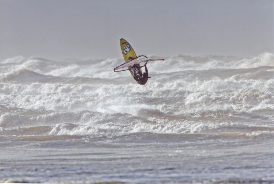 HD hopping over the Westward crud.
5m conditions and c. 9 degrees - this is about as cold as it gets and usually a lot cleaner with a side shore wind.
