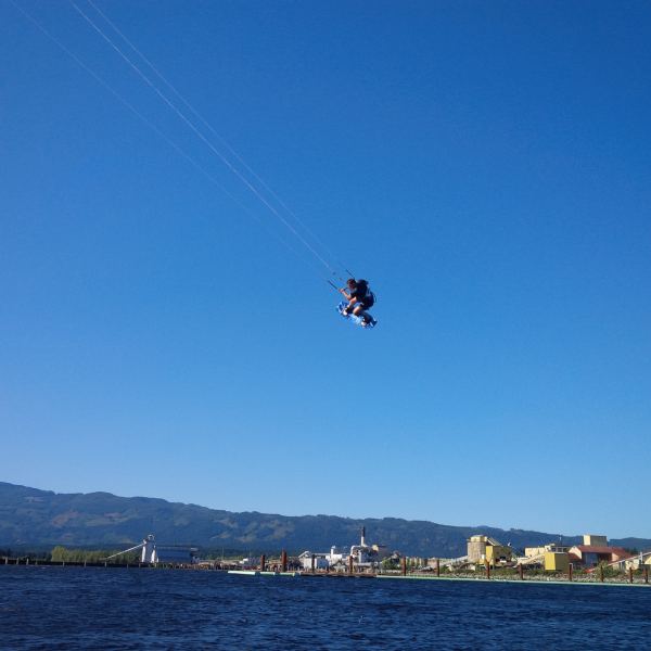 Port Alberni - kitesurfer Dale air
