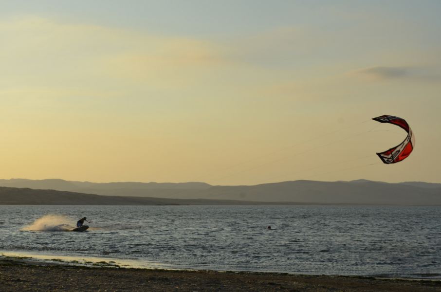 Paracas + Flat water + Surf board + Sunset
It still amazes me how much fun blasting flat water G turns on the surfboard can be!
