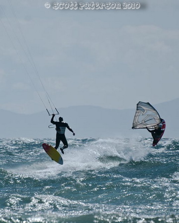 dual jump
Superdave and mystery windsurfer both jumping. and some are not landing:)
