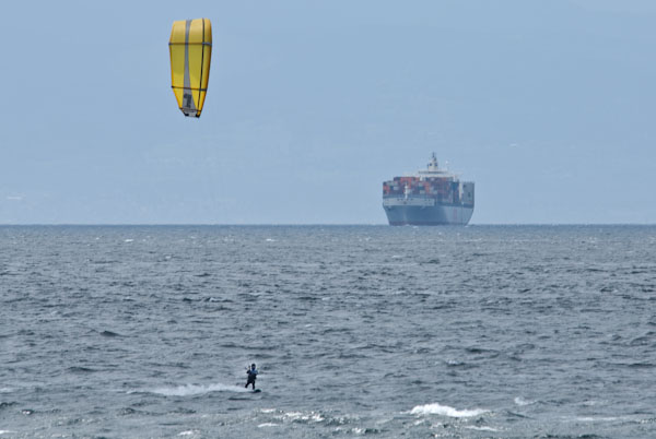 Ogden Point
2007MAY27
Keywords: kite surfer, cargo ships